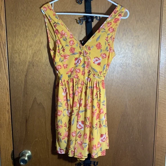 Xhilaration yellow floral romper size XS - Picture 3 of 3